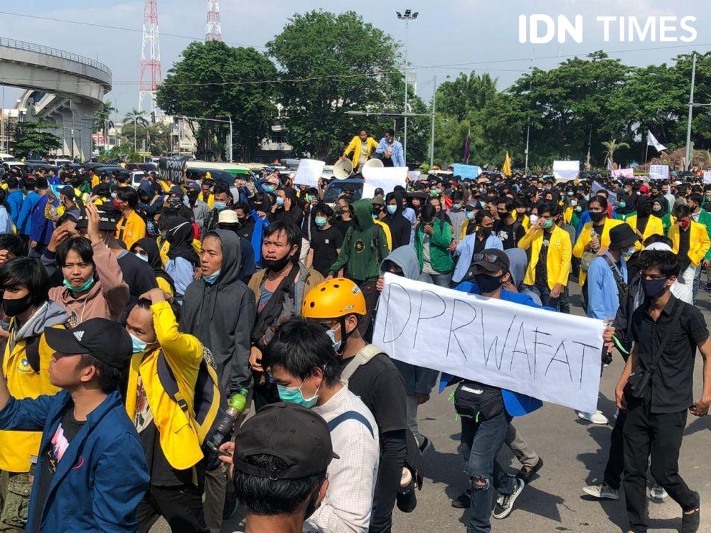 Ribuan massa mahasiswa se Sumsel lakukan demo (IDN Times/Rangga Erfizal)