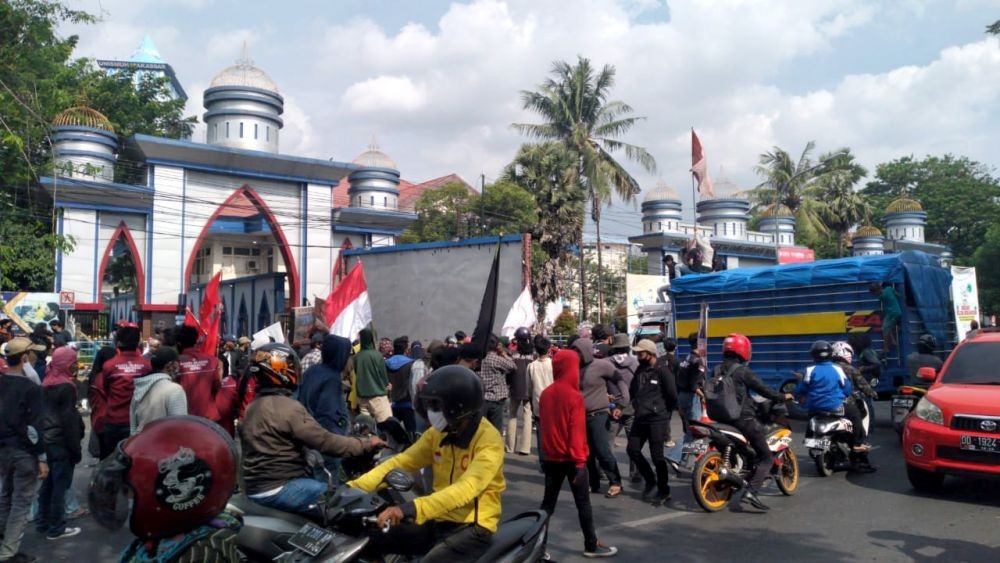 Aliansi Barbar Makassar Demo Tutup Jalan, Desak UU Ciptaker Dicabut