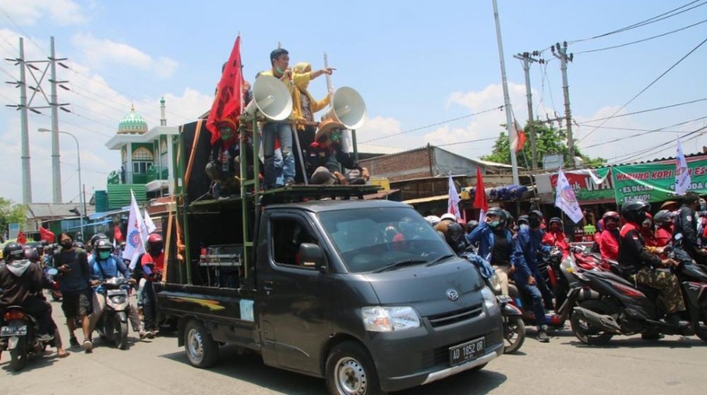 Bruk! Pagar DPRD Jateng Roboh saat Aksi Unjuk Rasa UU Omnibus Law