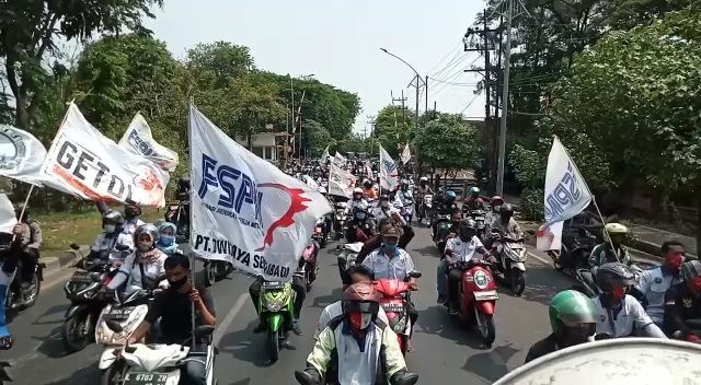Terus Berlanjut, Kini 300 Buruh Surabaya Konvoi Protes Omnibus Law
