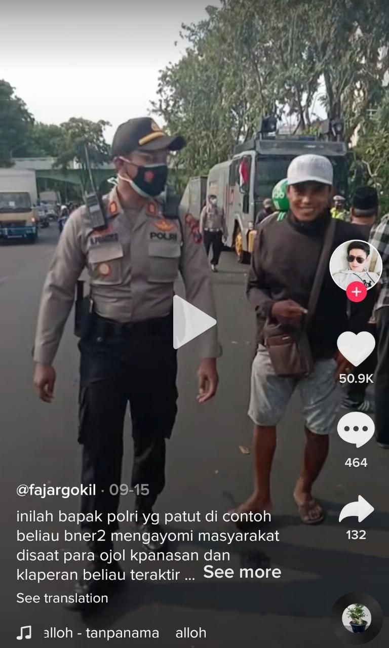Polisi Baik Hati Viral di TikTok, Traktir Ratusan Ojol saat Demo