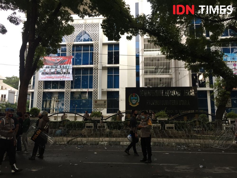 Ini Curhatan Pekerja Papan Bunga yang Dirusak Pendemo di Medan