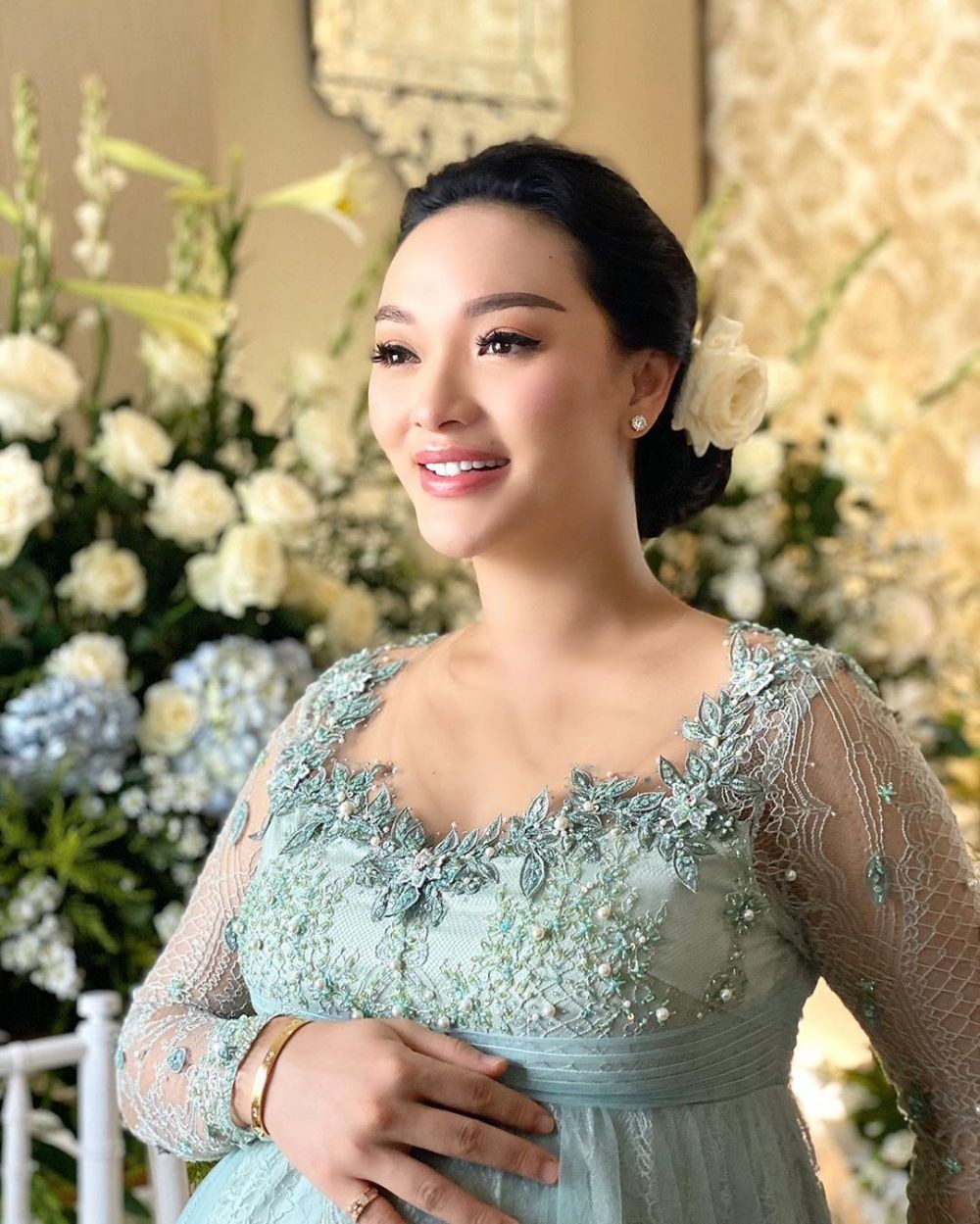 Dekorasi Segar Acara 7 Bulanan Kehamilan Zaskia Gotik Bernuansa Floral