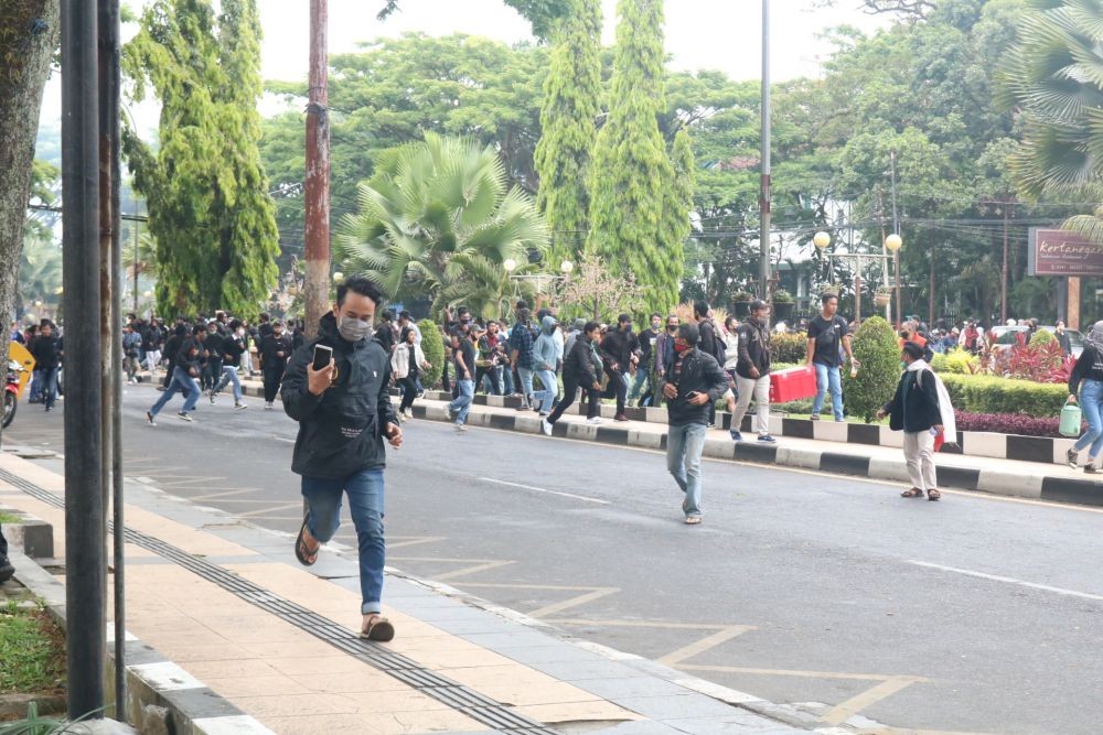 Unjuk Rasa Tolak Omnibus Law di Malang Ricuh  
