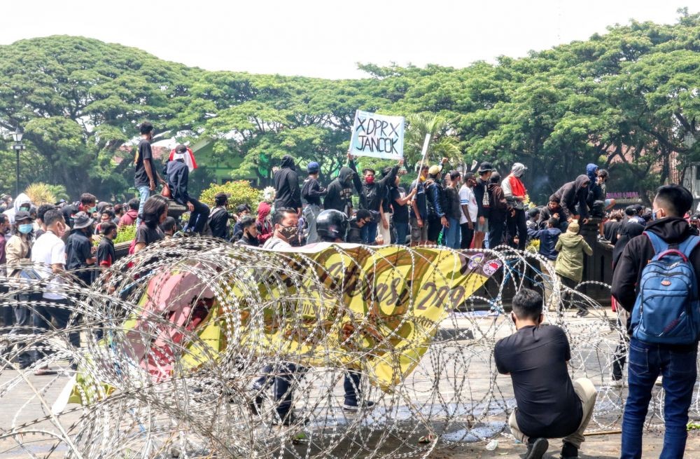 Sempat Ricuh, Massa Penolak Omnibus Law di Malang Minta Bertemu Dewan
