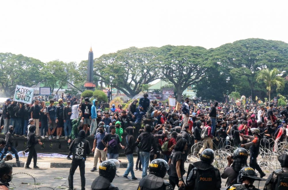 Sempat Ricuh, Massa Penolak Omnibus Law di Malang Minta Bertemu Dewan