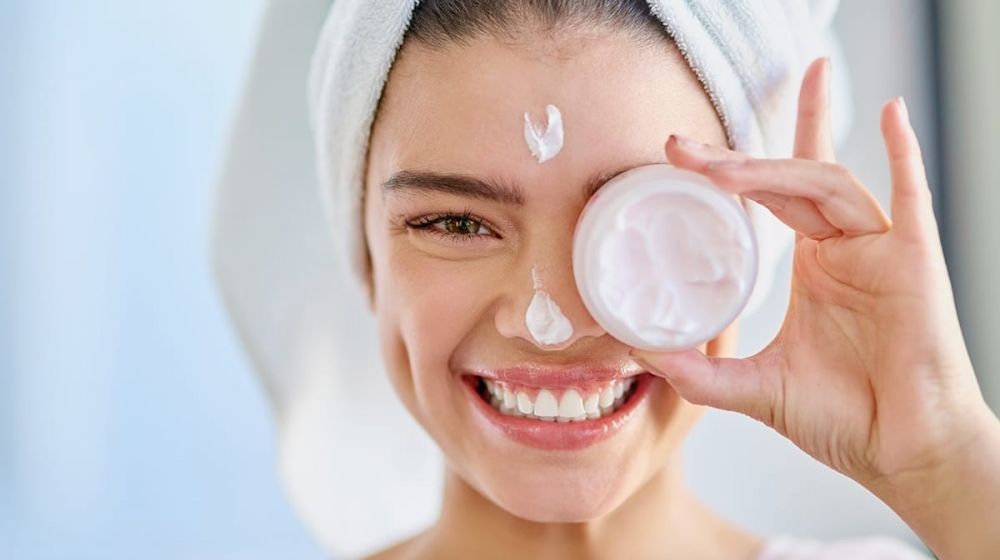 10 Cara Atasi Kulit Belang akibat Sinar Matahari, Jadi Lebih Cerah!
