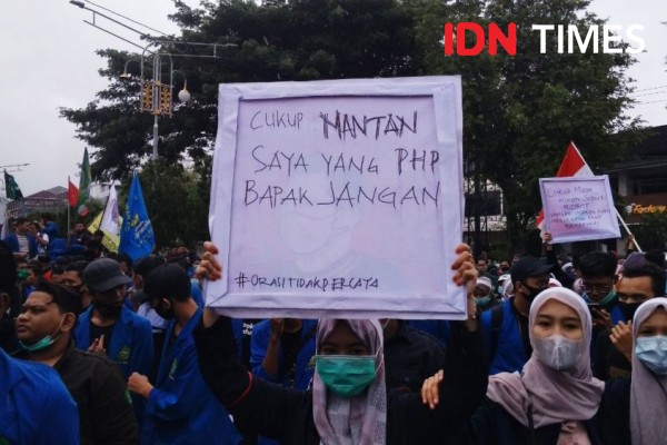 Deretan Poster Unik dan Kocak Para Pendemo Tolak Omnibus Law di Aceh