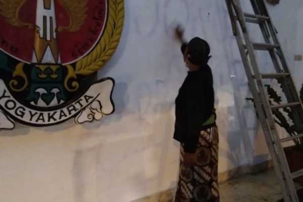 Masyarakat Jogja Gotong Royong Bersihkan Malioboro Pasca Aksi Demo