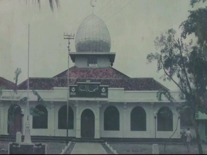 Masjid Jami Al-Anwar, Saksi Bisu Meletusnya Gunung Krakatau 