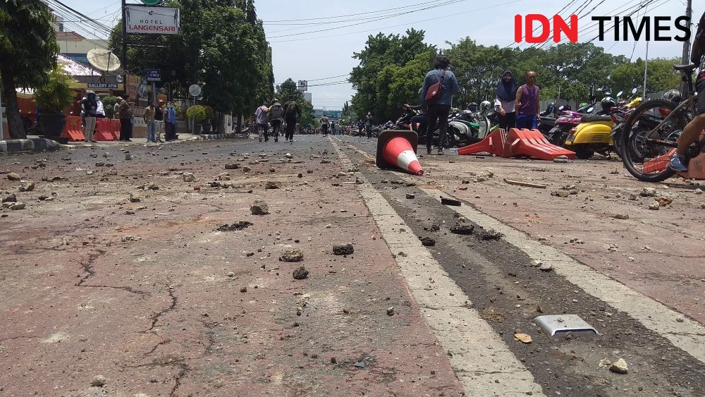 Unjuk Rasa Tolak UU Ciptaker di Kota Cirebon Diwarnai Hujan Batu 