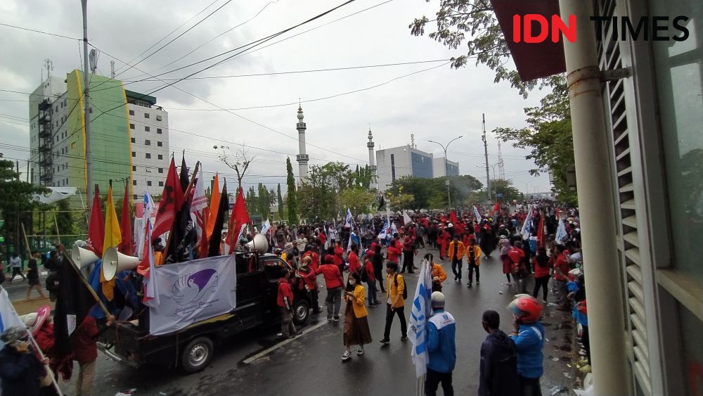 Tawuran Antarwarga Halangi Ribuan Demonstran Menuju Gedung DPRD Sulsel