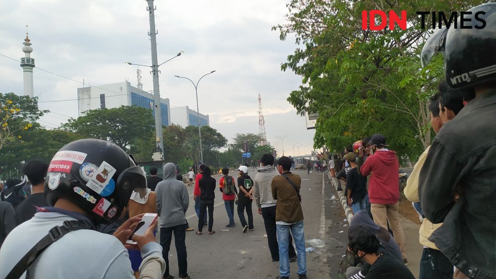 Tawuran Antarwarga Halangi Ribuan Demonstran Menuju Gedung DPRD Sulsel