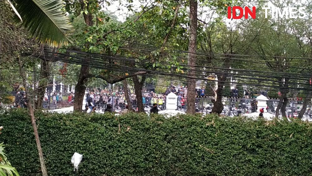 Massa Aksi Tolak Omnibus Law UU Ciptaker di Bandung Dibubarkan Polisi
