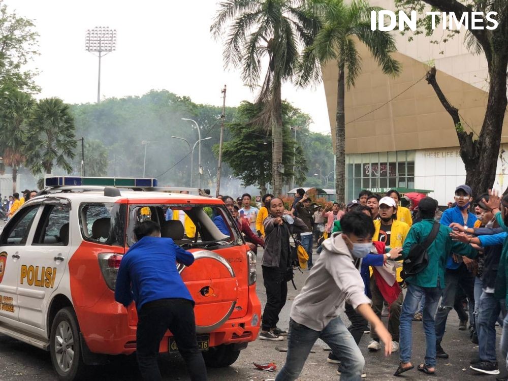 [BREAKING] 2 Mobil Polisi Rusak Usai Bentrok di DPRD Sumsel