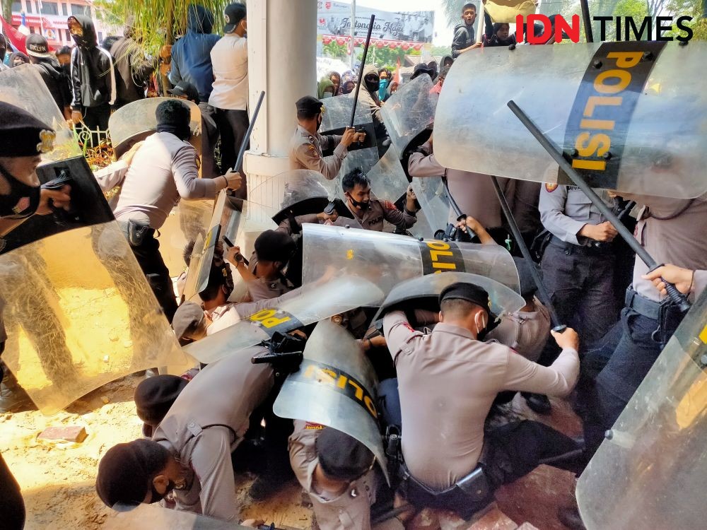 Massa Aksi Tolak Omnibus Law UU Ciptaker di Bandung Dibubarkan Polisi