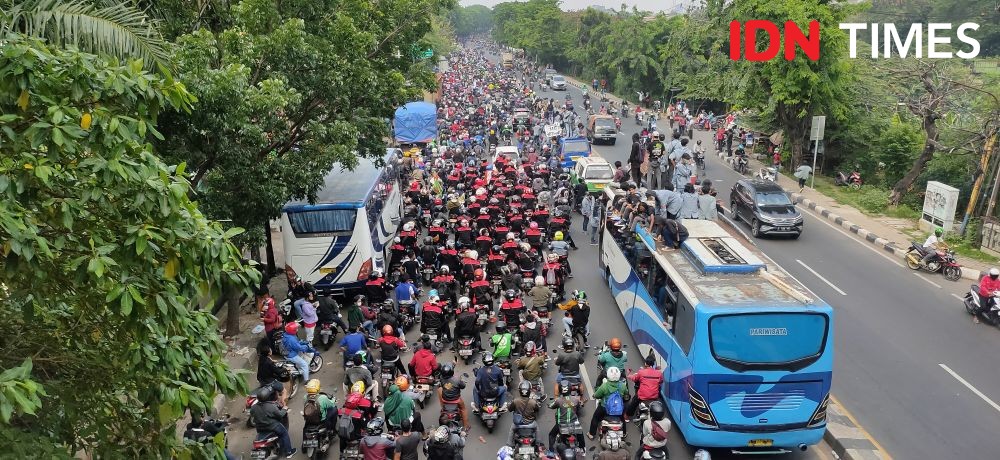 Ribuan Buruh Tangerang Unjuk Rasa Tolak UU Omnibus Law di Istana