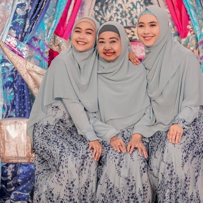 Kakak Adik bak Kembar, 10 Adu Gaya Hijab Ria Ricis Vs Oki Setiana Dewi
