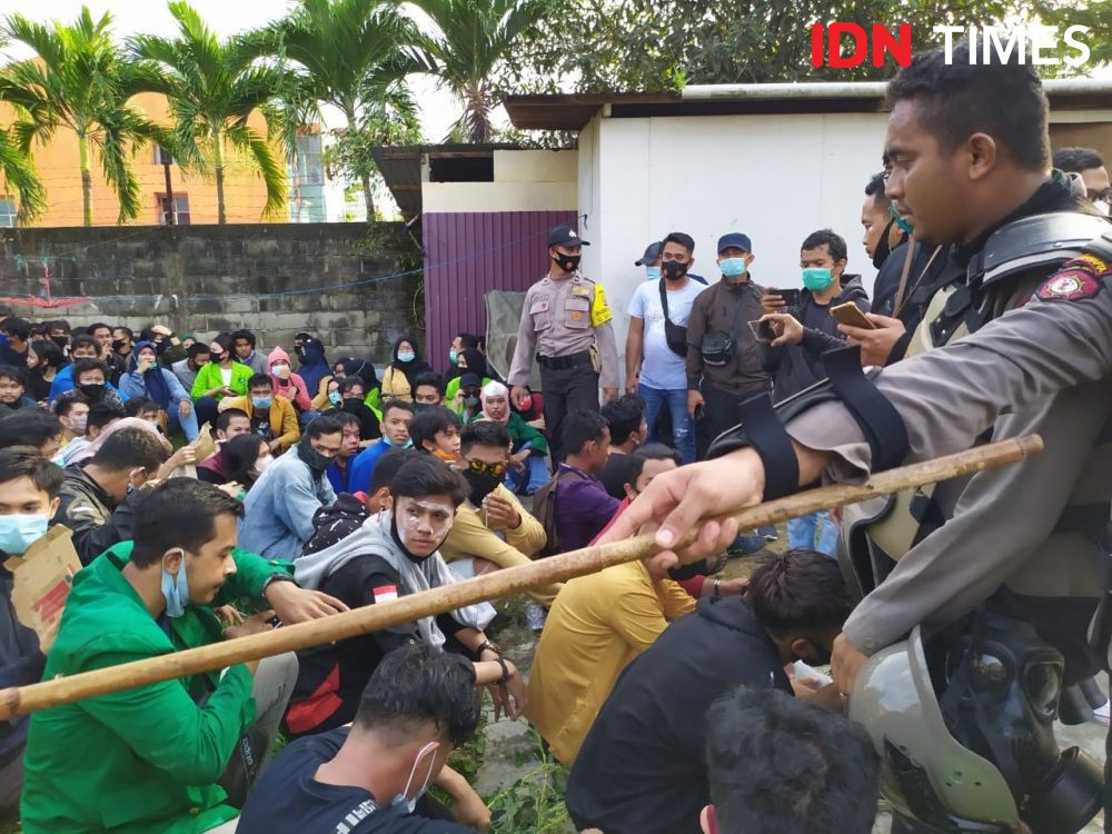 Demo Omnibus Law di Kaltim Ricuh, Satu Wartawan Dibawa ke Rumah Sakit