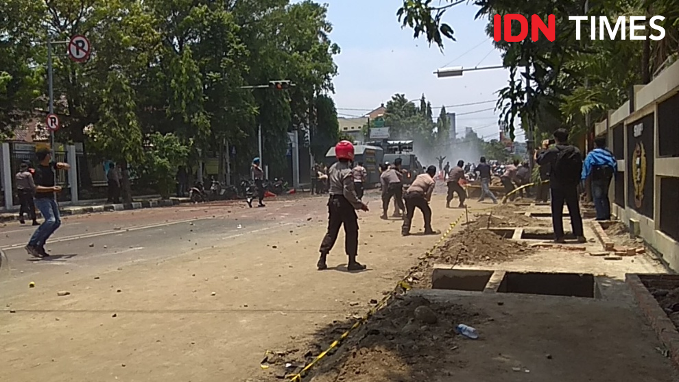 Unjuk Rasa Tolak UU Ciptaker di Kota Cirebon Diwarnai Hujan Batu 