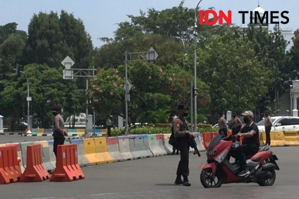 Bersenjata Gas Air Mata, Polisi Jaga Ketat di Kawasan Istana dan Monas