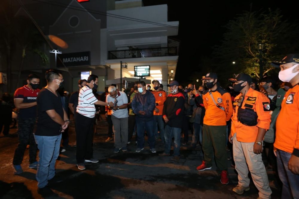 Masyarakat Jogja Gotong Royong Bersihkan Malioboro Pasca Aksi Demo