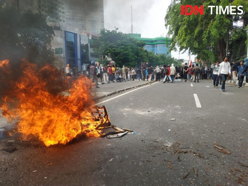 7 Polisi Terluka saat Kantor Bupati di Gorontalo Dibakar Massa