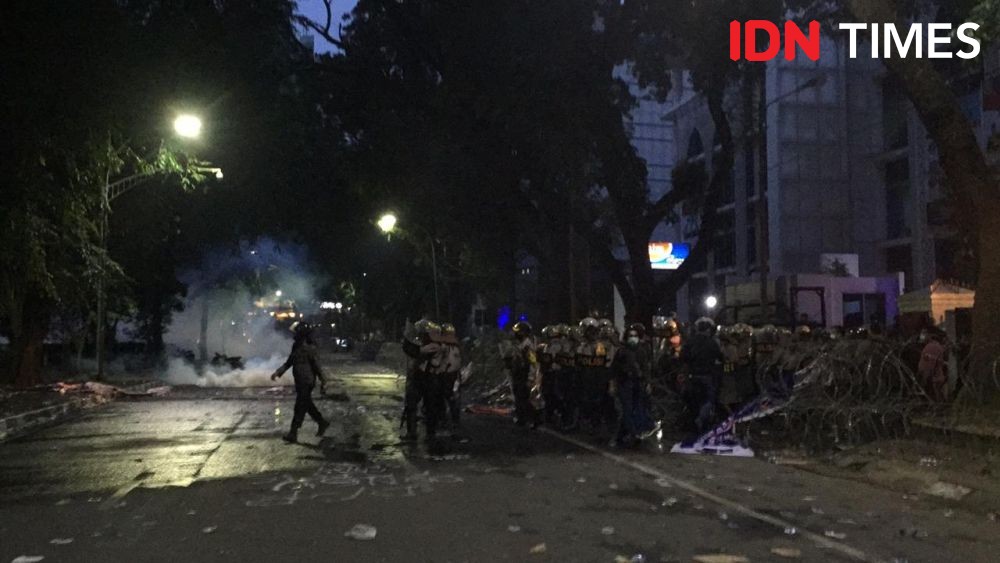 Viral Pelempar Batu dari Gedung DPRD Medan, Kapolda: Bukan Polisi