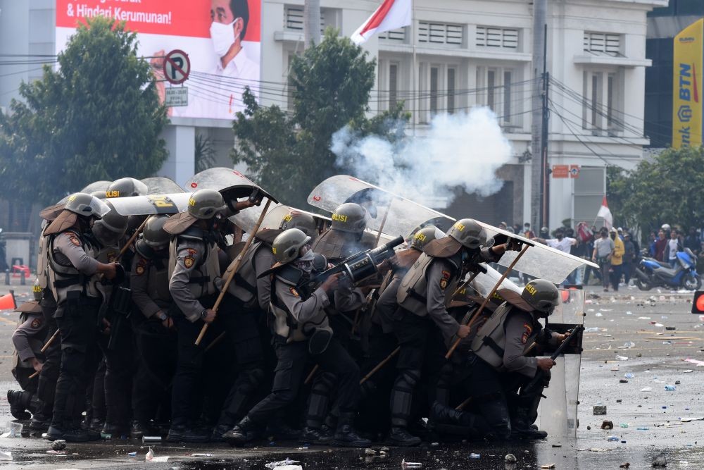 Dilema Memotret Kerusuhan Demo di Mata Jurnalis Foto Dedi Sinuhaji