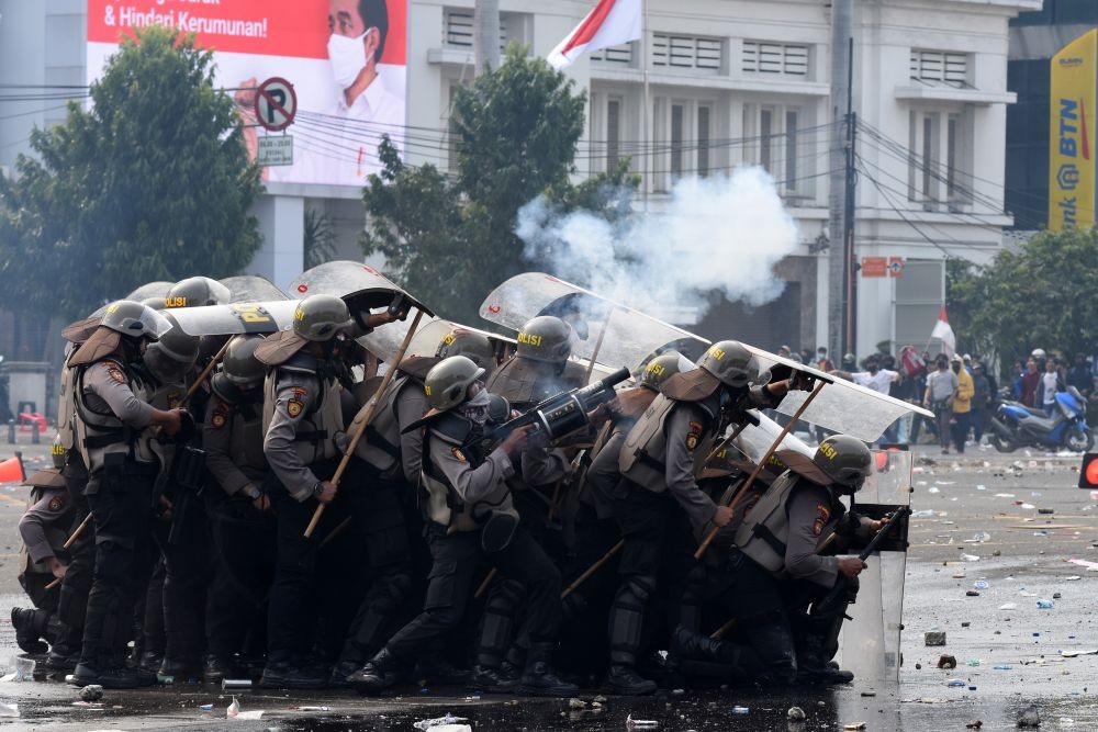 Demo Tolak UU Ciptaker Ricuh Lagi, 500 Orang Ditangkap Polisi - BuzzFeed