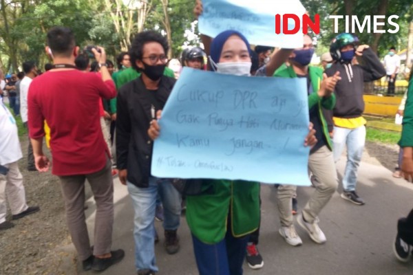 Ekonom: Kalau Isu UU Ciptaker Banyak Hoaks, Lalu Mana Draf Finalnya?