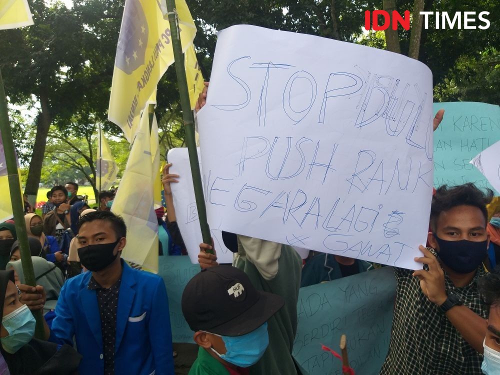 8 Poster Unik Demo Omnibus di Langkat, Mahasiswa: Kami Butuh Hokage