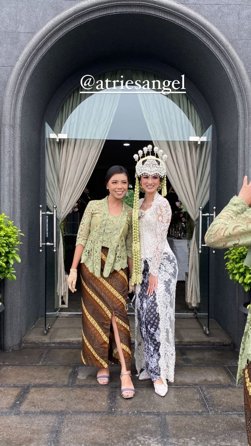 Inspirasi Makeup dan  Kebaya Pernikahan Atries Angel Adat 