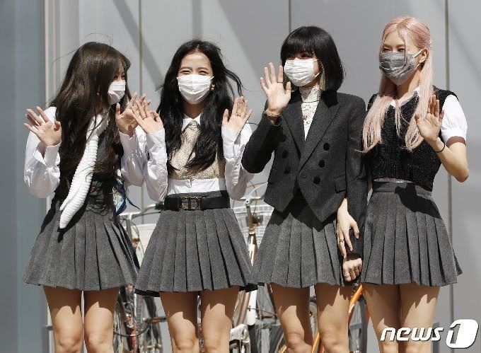 10 Gaya BLACKPINK Pakai Seragam Sekolah, Harga Bajunya Rp43 Jutaan!