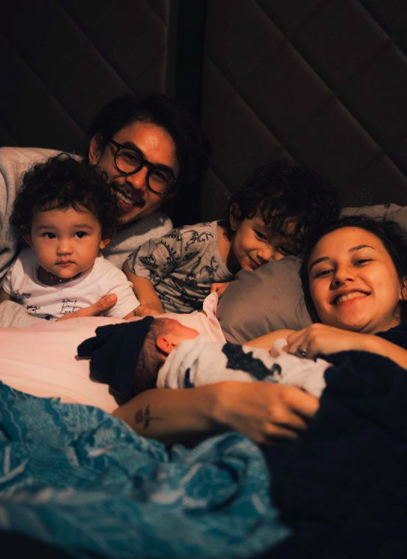 10 Momen Dahlia Poland dari Kehamilan hingga Melahirkan Anak Ketiga