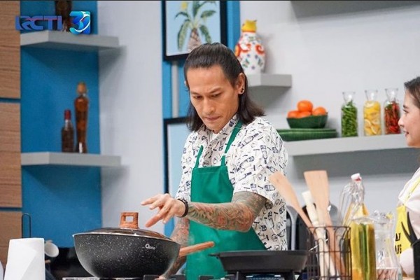 Ditinggal Atries Angel Nikah, 9 Potret Penampilan Terbaru Chef Juna