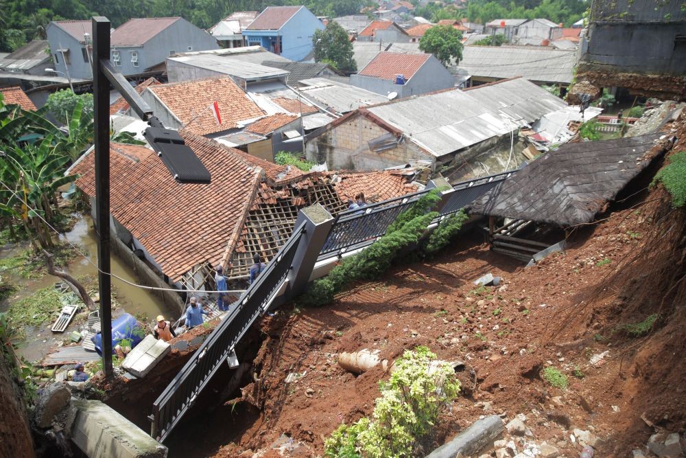 Tanah Longsor, Belasan Warga Banjaroyo Kulon Progo Mengungsi
