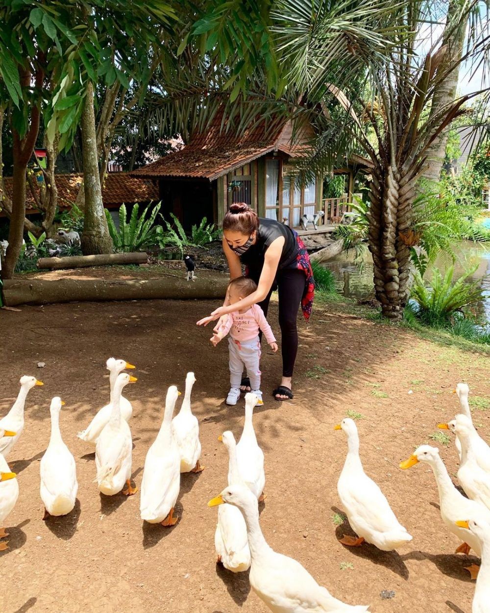 Bikin Adem, 9 Potret Aura Kasih Jalan-jalan ke Alam Bebas