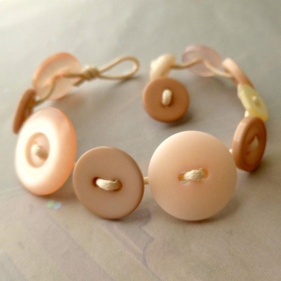 10 Trik DIY Gelang yang Mudah dan Simpel, Bahannya Cuma Kancing Baju