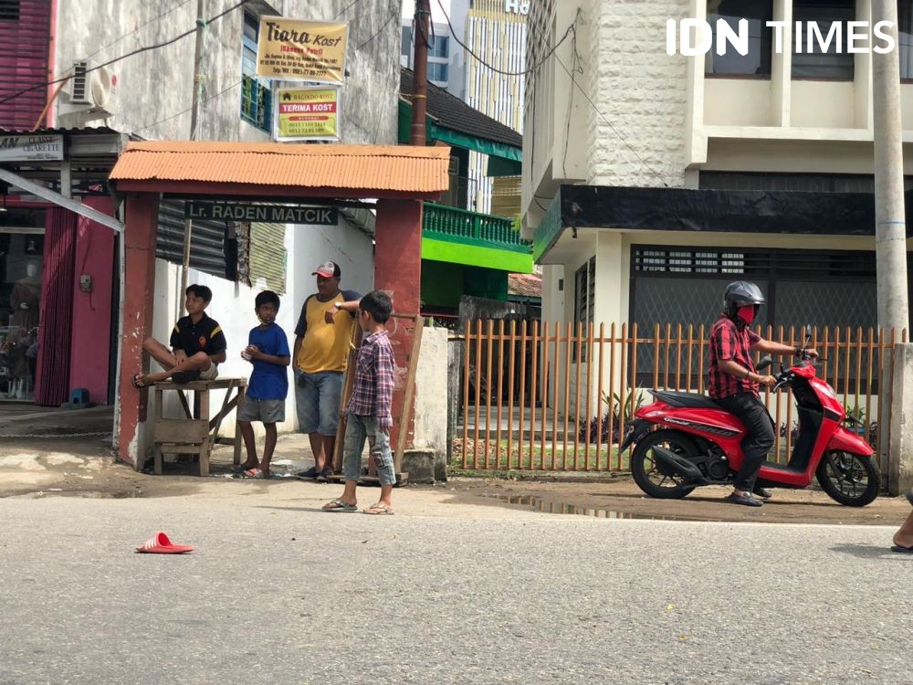 Bocah Riang Main Bola di Tengah Blokade Jalan Simpang 5 DPRD Sumsel 