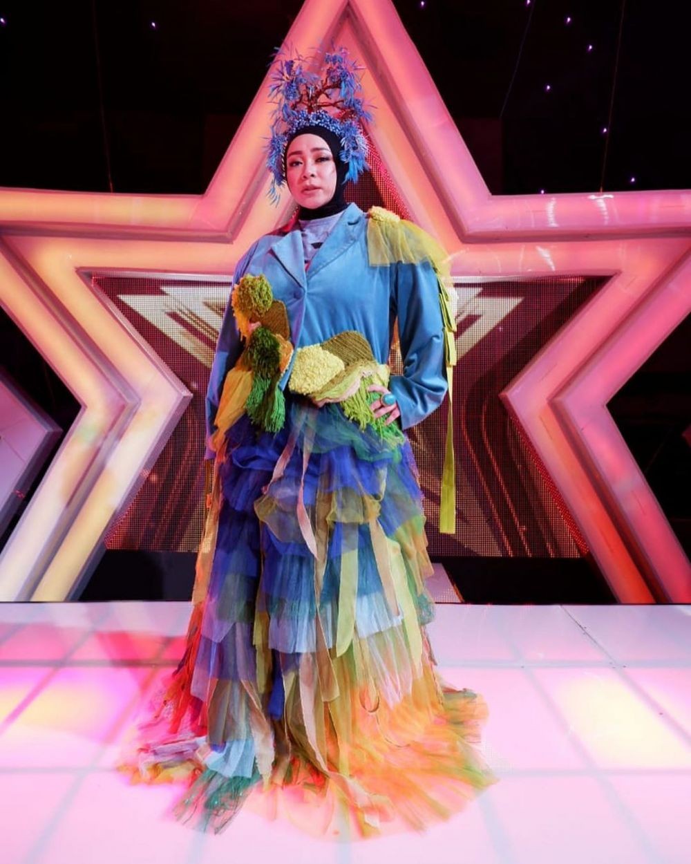 Punya Gaya Hijab yang Nyentrik, Tengok 10 Ide Style Melly Goeslaw