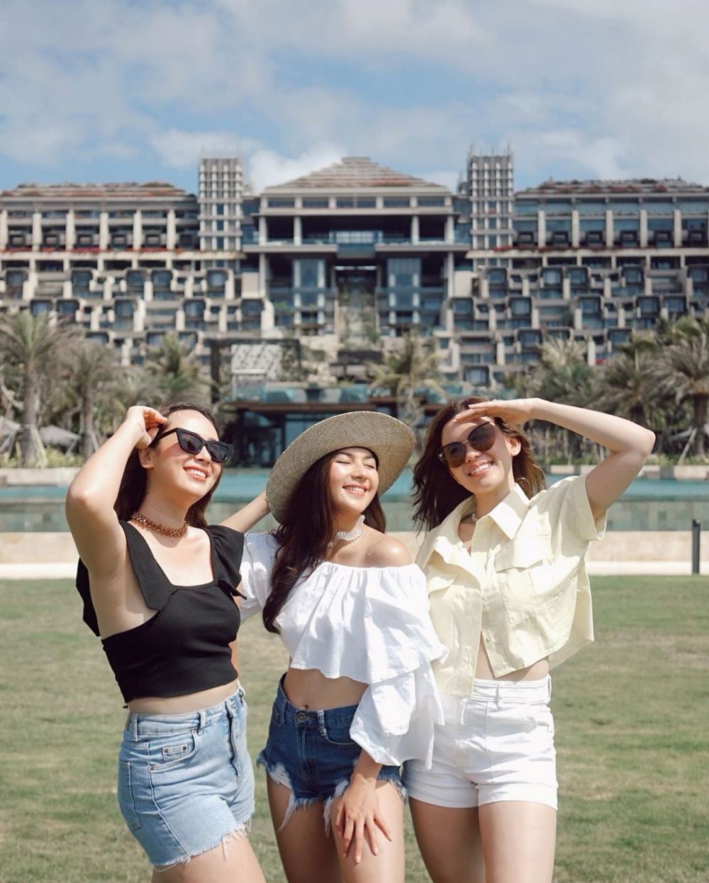 Nikmati Pantai, 10 Potret Jessica Mila Liburan di Bali Bikin Melting!