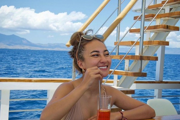 9 Potret Seru Liburan Naomi Zaskia di Pantai, Bikin Gak Berkedip