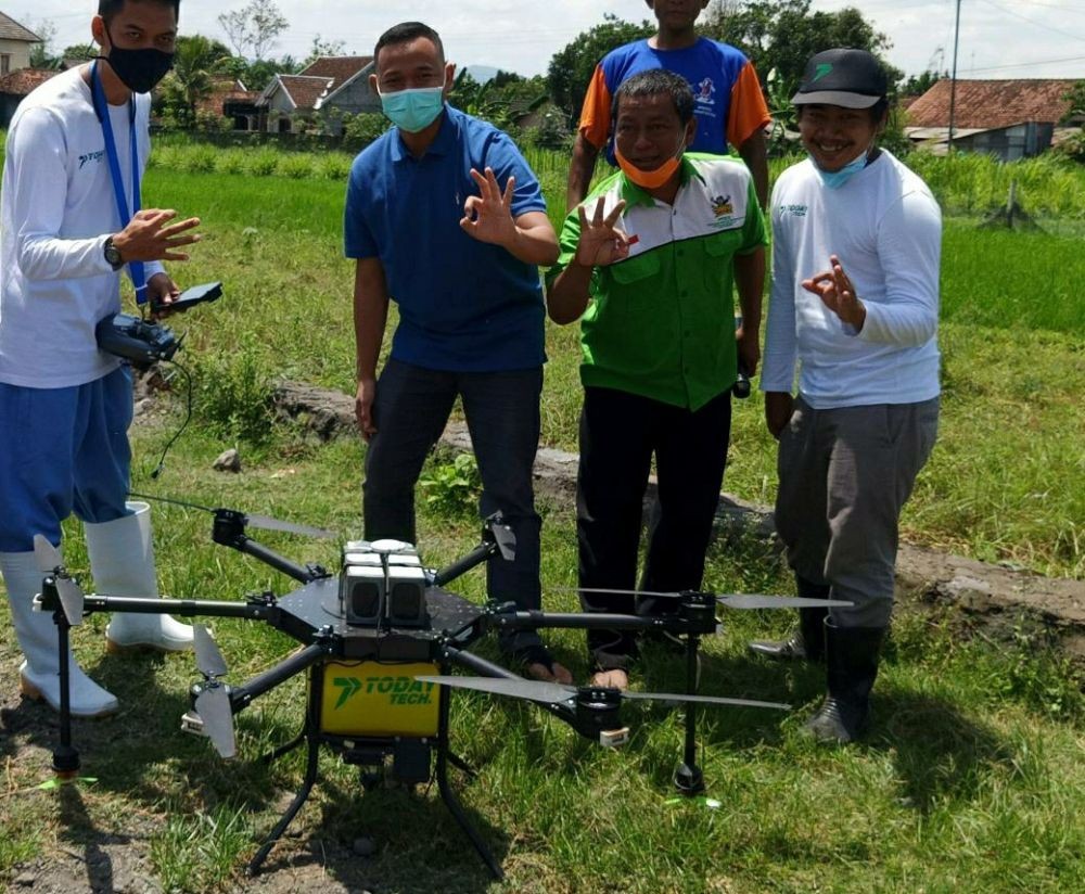 Petani di Kalasan Gunakan Teknologi Drone untuk Semprot Hama