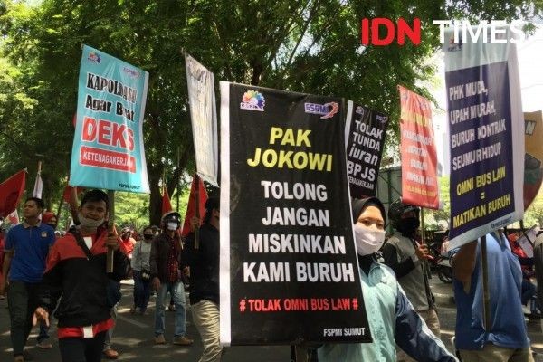 Massa Buruh dan Mahasiswa di Makassar Desak DPRD Sulsel Cabut 3 UU