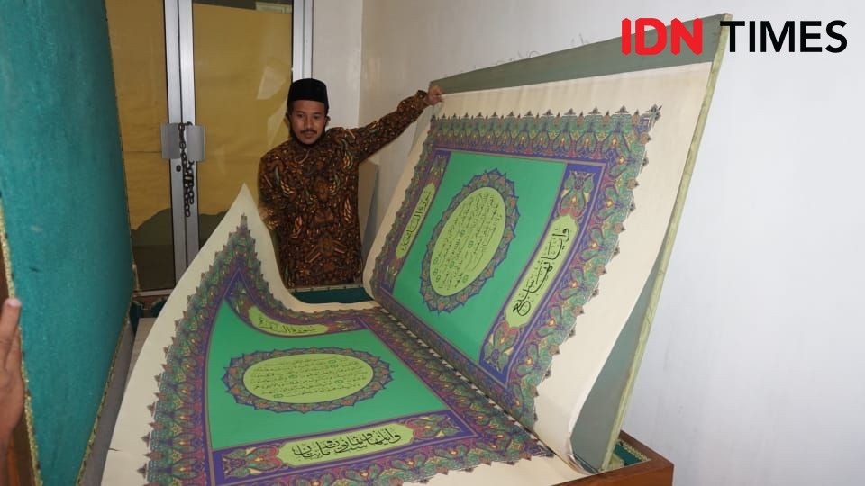 Alquran Raksasa Ditulis Tangan Ada di Masjid Raya Makassar
