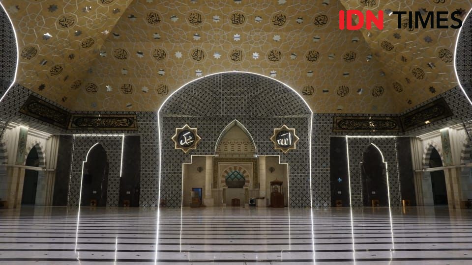 Alquran Raksasa Ditulis Tangan Ada di Masjid Raya Makassar