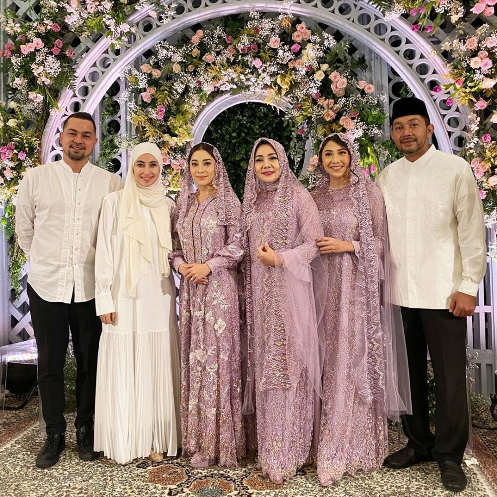 10 Potret Haru Pengajian Pranikah Nikita Willy dan Indra Priawan