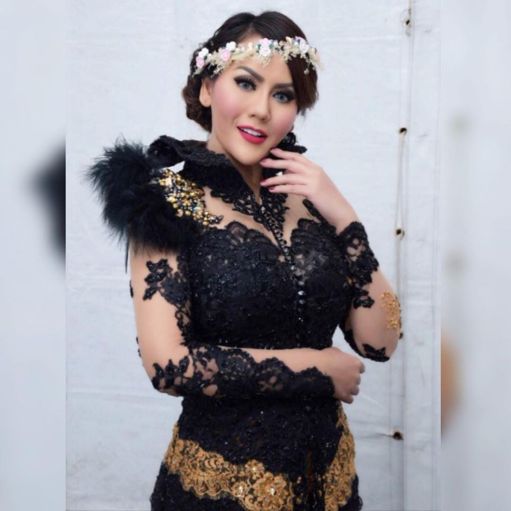 9 Rekomendasi Kebaya Mewah dan Cetar Bertabur Payet ala Nita Thalia
