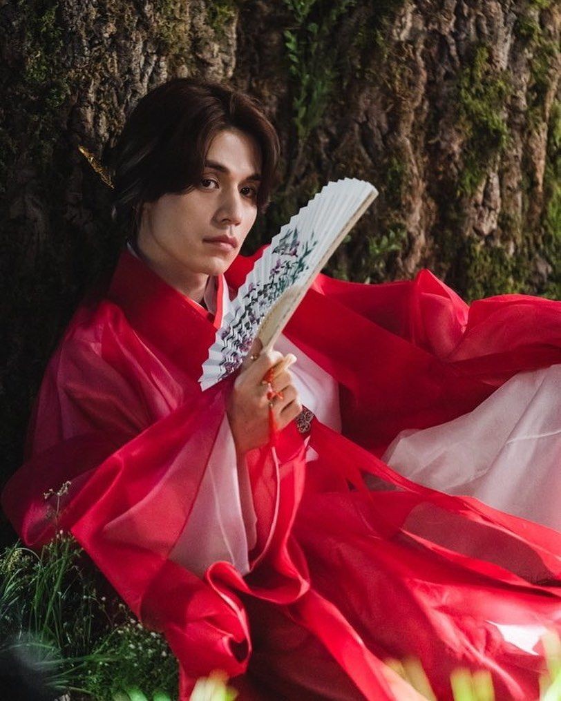 10 Adu Gaya Lee Dong Wook Pakai Hanbok Vs Jas di Tale of Nine Tailed